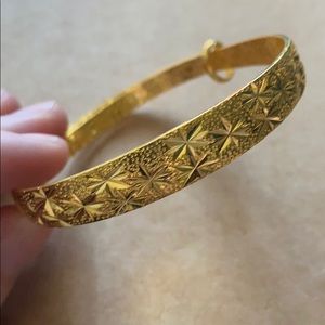 Adjustable gold bracelet